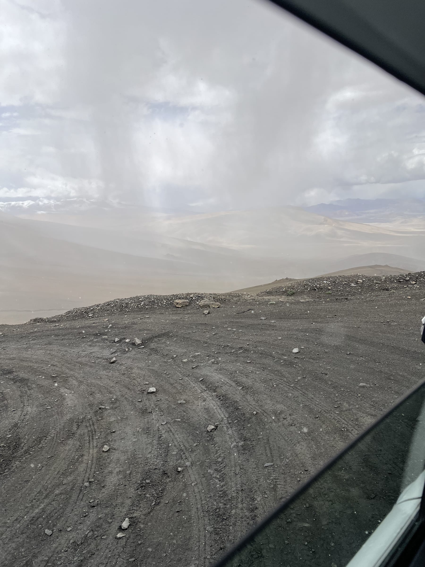 The rough gravel stretch of road near Umling La