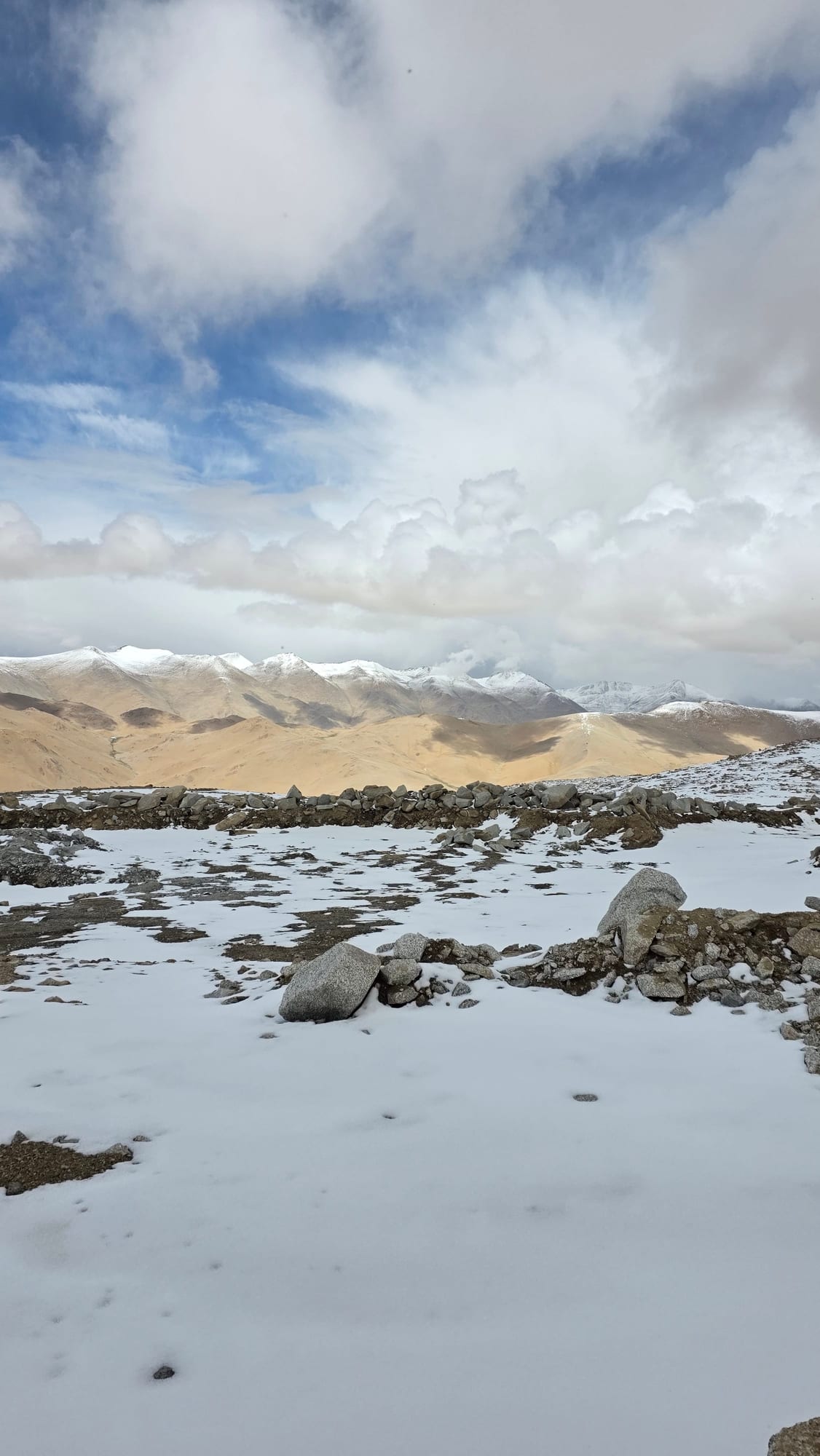 Snow, mountains and sky on the approach to Umling La